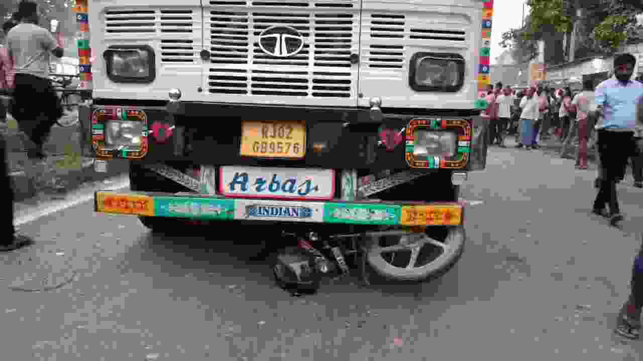 अनियंत्रित ट्रक के चपेट में आने से एक युवक का हुआ मौत,दुसरा जिस घायल