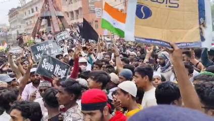 वक्फ कानून को लेकर नौजवान कमिटी के बैनर तले हजारों की संख्या में मुस्लिम समुदाय के लोग उतरे सड़क पर